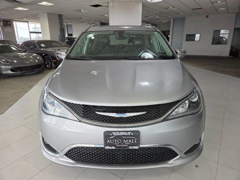 Used 2018 Chrysler Pacifica Limited image 2