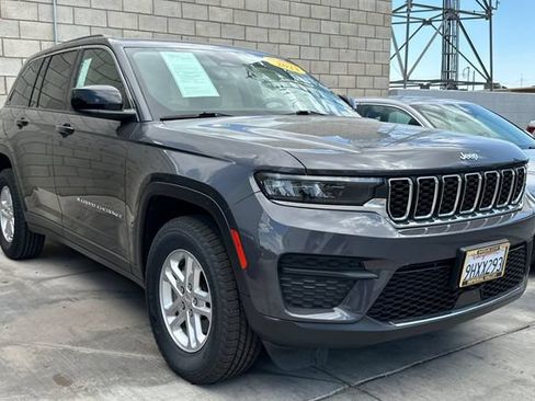 Certified 2023 Jeep Grand Cherokee Laredo RWD image 3