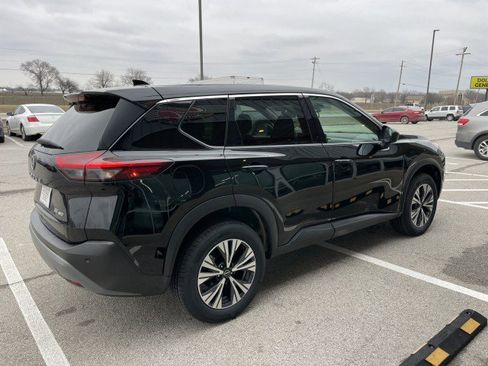 Used 2023 Nissan Rogue SV image 2