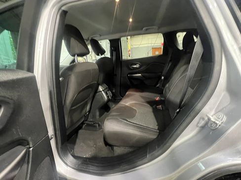 Used 2020 Jeep Cherokee Latitude AWD/4WD image 28