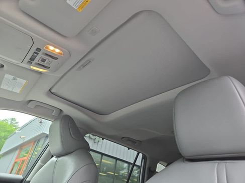 Used 2022 Toyota Highlander XLE AWD/4WD image 29