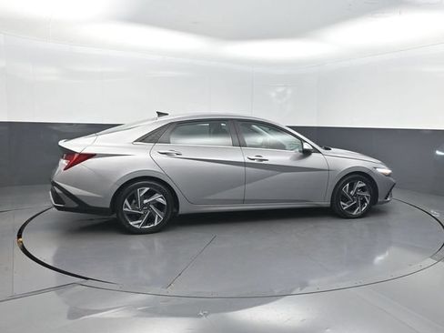 Used 2025 Hyundai Elantra Limited FWD image 28