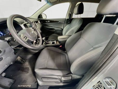 Used 2019 Kia Sorento FWD image 12