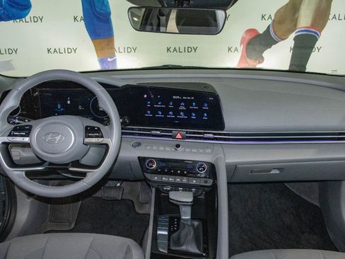 Used 2025 Hyundai Elantra SEL image 3