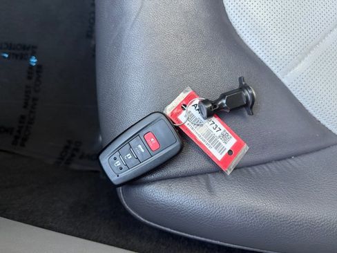 Used 2018 Toyota Camry XLE image 17