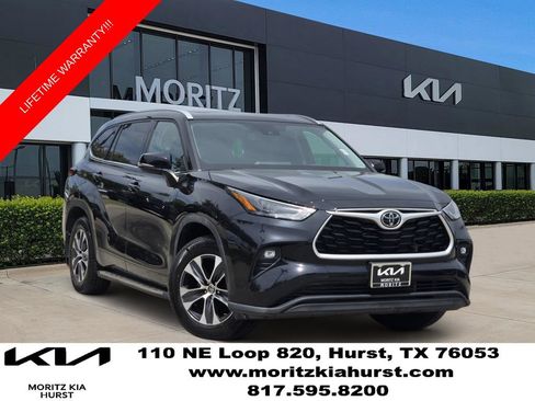 Used 2022 Toyota Highlander XLE FWD image 1