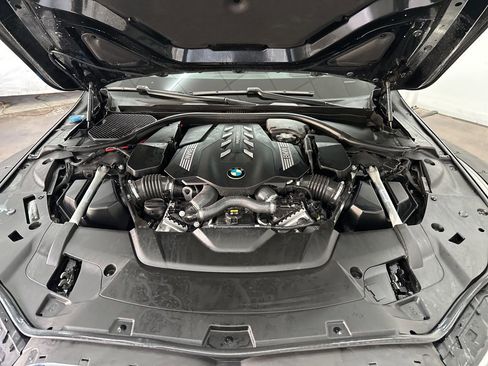 Used 2022 BMW 750i xDrive image 34