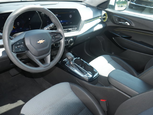 Used 2025 Chevrolet Trax LT FWD image 12