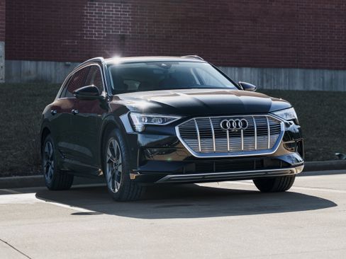 Certified 2023 Audi e-tron Premium Plus w/ Premium Plus Package image 1