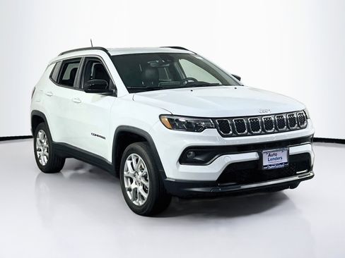 Used 2023 Jeep Compass Latitude image 3