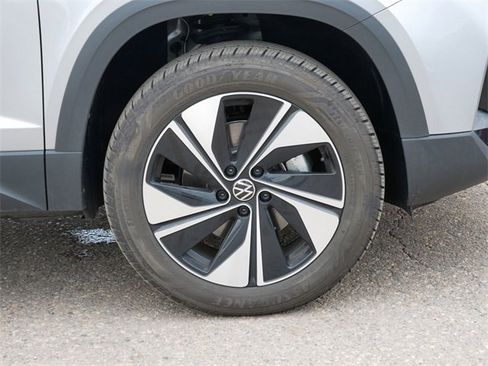Certified 2025 Volkswagen Taos SE image 9