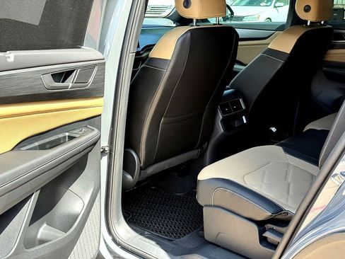 Certified 2024 Volkswagen Atlas Cross Sport SE w/ Panoramic Sunroof Package FWD image 26