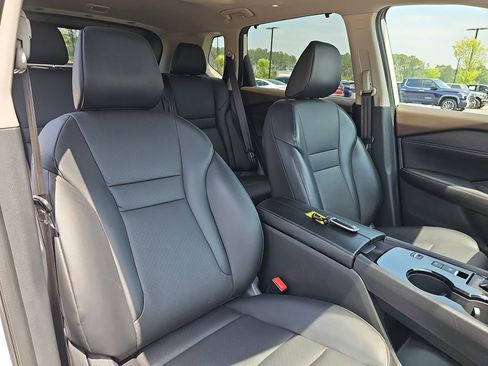 Used 2023 Nissan Rogue SV w/ SV Premium B Package FWD image 14