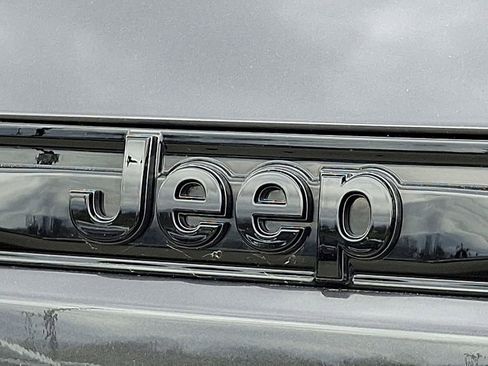 Used 2023 Jeep Grand Cherokee Altitude AWD/4WD image 28