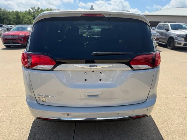 Used 2017 Chrysler Pacifica Touring-L FWD image 5