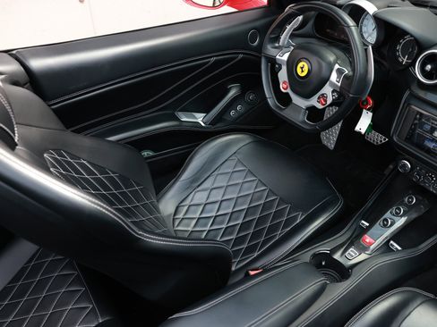 Used 2015 Ferrari California T RWD image 27