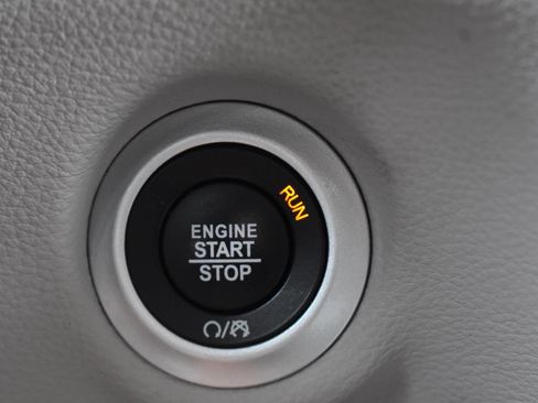 Used 2024 Chrysler Pacifica Limited image 9