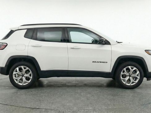 Used 2025 Jeep Compass Latitude AWD/4WD image 11