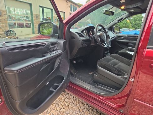 Used 2017 Dodge Grand Caravan SE FWD image 9