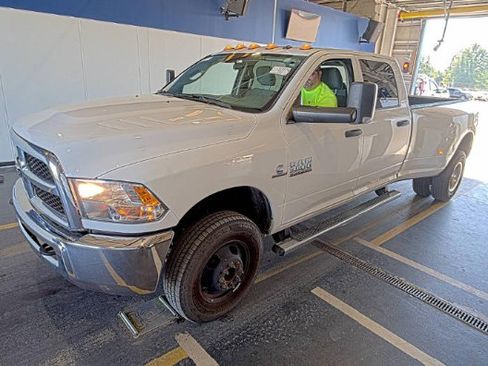 Used 2018 RAM 3500 Tradesman w/ Chrome Appearance Group AWD/4WD image 2