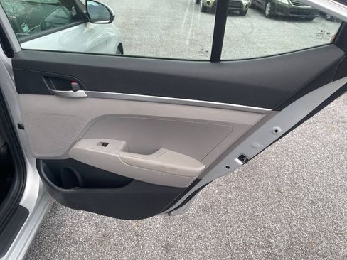 Used 2019 Hyundai Elantra SE FWD image 25