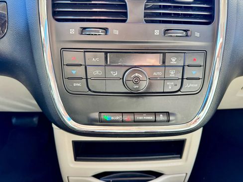 Used 2013 Chrysler Town & Country Touring image 13