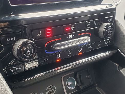 Used 2023 Jeep Grand Cherokee L Laredo image 24