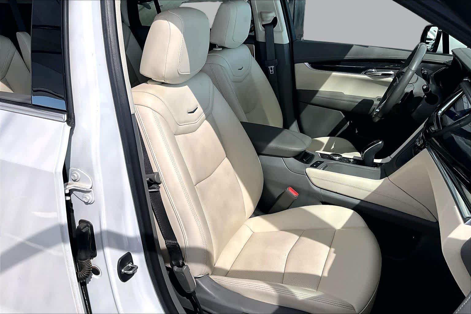 Used 2022 Cadillac XT6 Premium Luxury w/ Technology Package FWD image 9
