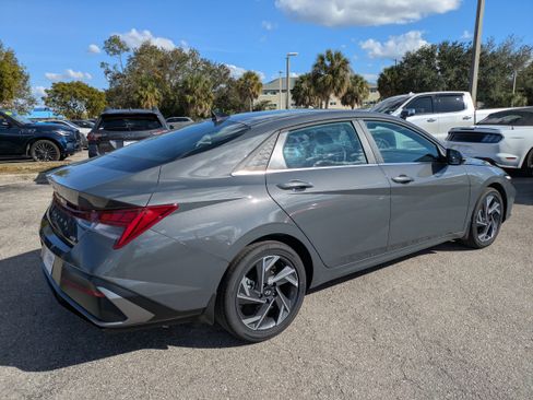Used 2025 Hyundai Elantra Limited image 5