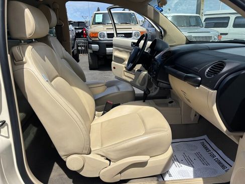 Used 2009 Volkswagen Beetle S image 12