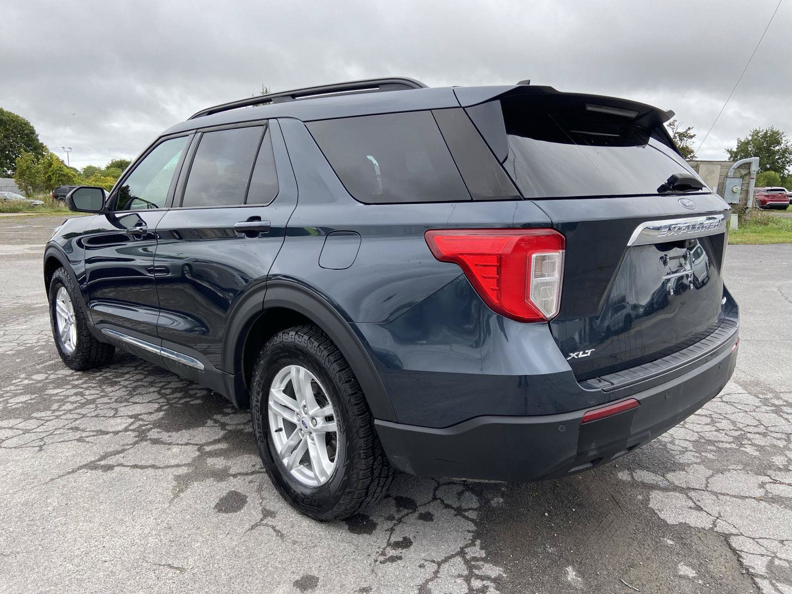 Used 2023 Ford Explorer XLT AWD/4WD image 10