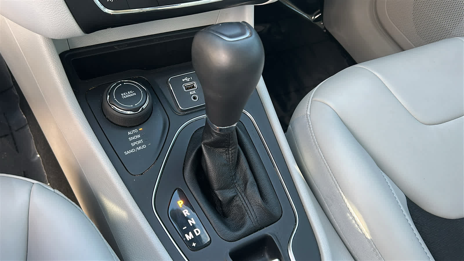 Used 2021 Jeep Cherokee Latitude Plus AWD/4WD image 13