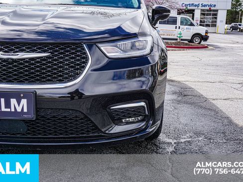 Used 2024 Chrysler Pacifica Touring-L image 18