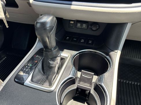 Used 2018 Toyota Highlander LE AWD/4WD image 17