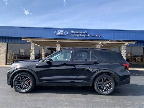 Used 2025 Ford Explorer ST-Line w/ ST-Line Street Pack image 6