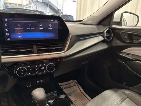 Used 2025 Chevrolet Trax LT w/ LT Convenience Package image 20