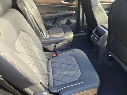 Used 2024 Volkswagen Atlas SEL Premium R-Line image 10