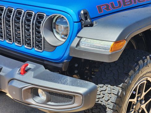 Used 2025 Jeep Wrangler Unlimited Rubicon w/ Convenience Group AWD/4WD image 9