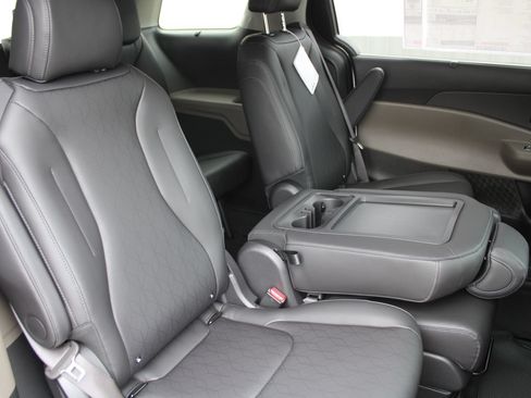 New 2026 Kia Carnival EX FWD image 6