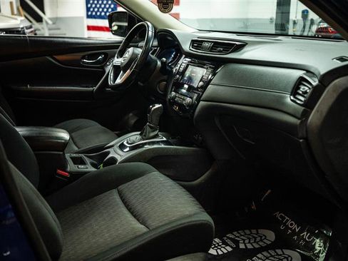 Used 2019 Nissan Rogue SV w/ Sun & Sound Touring Package FWD image 13