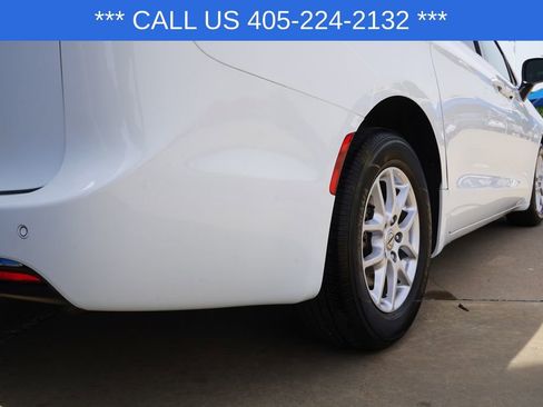 Used 2023 Chrysler Pacifica Touring-L FWD image 8