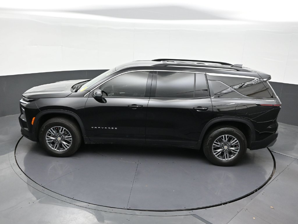 Used 2025 Chevrolet Traverse LT FWD image 18