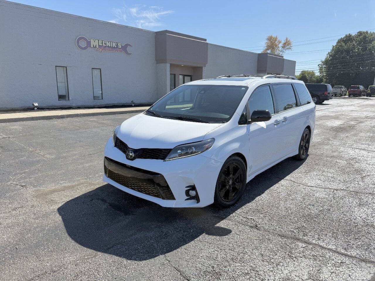 Used 2020 Toyota Sienna SE Premium w/ Nightshade Edition FWD image 1