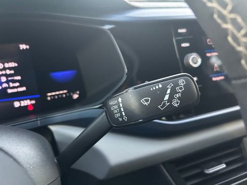 Used 2022 Volkswagen Taos SE w/ Driver Assistance Package image 18