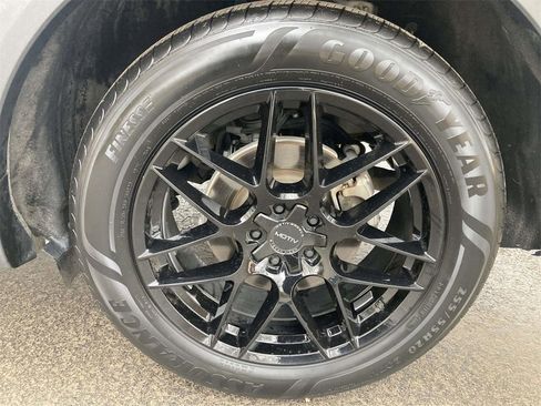 Used 2022 Ford Explorer XLT w/ Equipment Group 202A image 7