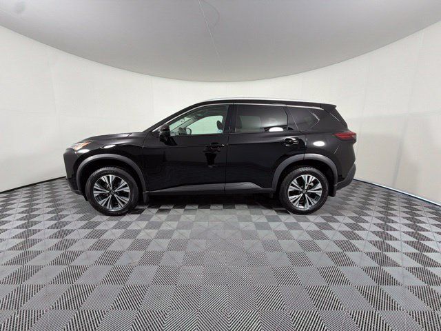 Used 2021 Nissan Rogue SV FWD image 2