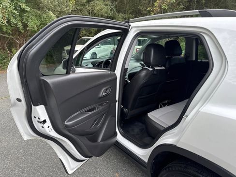 Used 2022 Chevrolet Trax LT w/ LT Convenience Package image 30