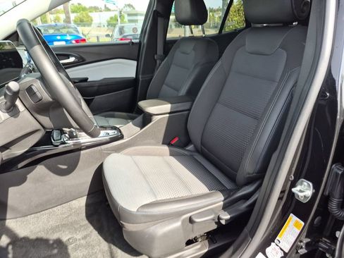 Used 2025 Chevrolet Trax LT w/ LT Convenience Package FWD image 25