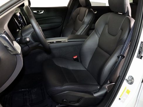 Used 2025 Volvo XC60 B5 Plus image 4