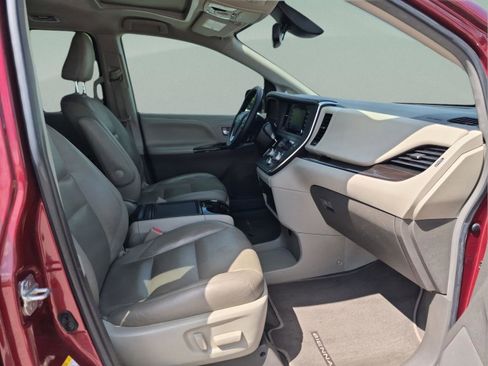 Used 2019 Toyota Sienna XLE w/ XLE Navigation Package FWD image 17
